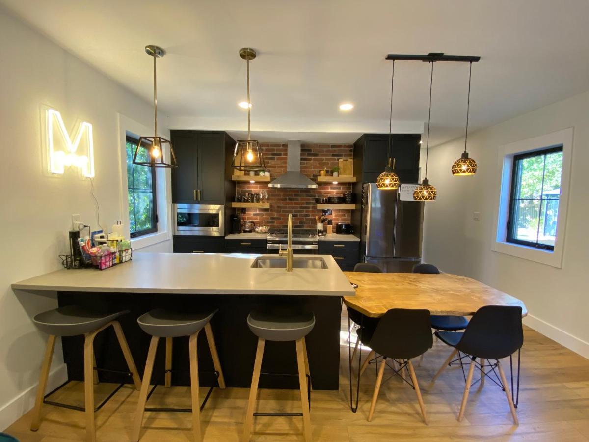 Stylish Downtown Kingsville Getaway With Putting Green, Firepit & Games Exterior foto