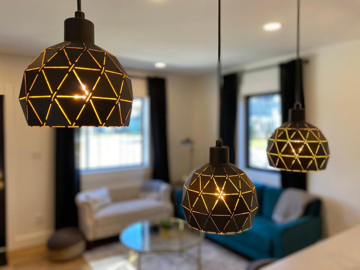 Stylish Downtown Kingsville Getaway With Putting Green, Firepit & Games Exterior foto