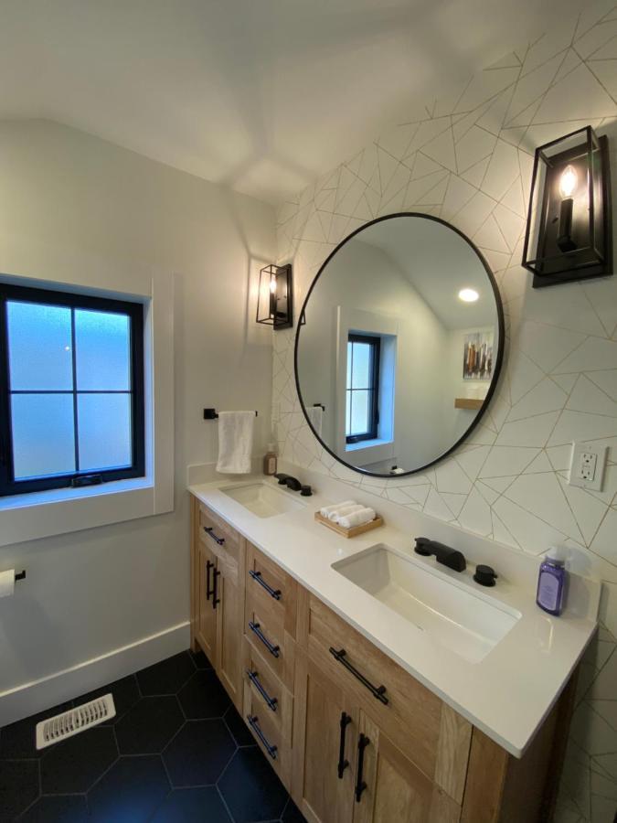 Stylish Downtown Kingsville Getaway With Putting Green, Firepit & Games Exterior foto