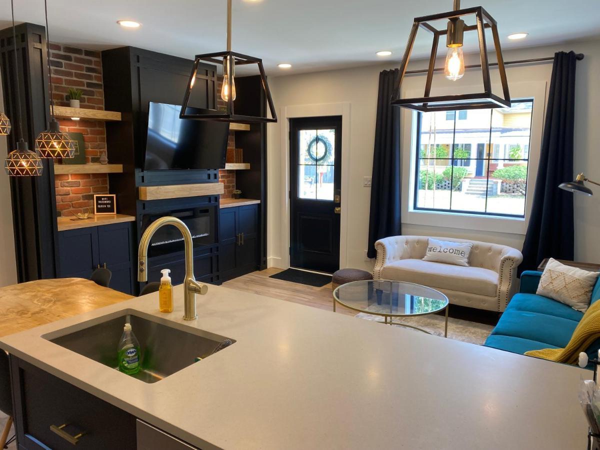 Stylish Downtown Kingsville Getaway With Putting Green, Firepit & Games Exterior foto